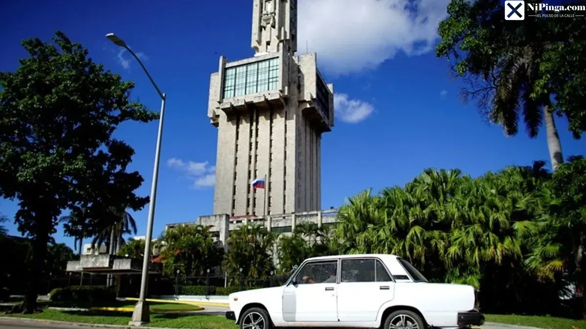 ¡La Embajada Rusa le entró a Mike Hammer con los tapones de punta!