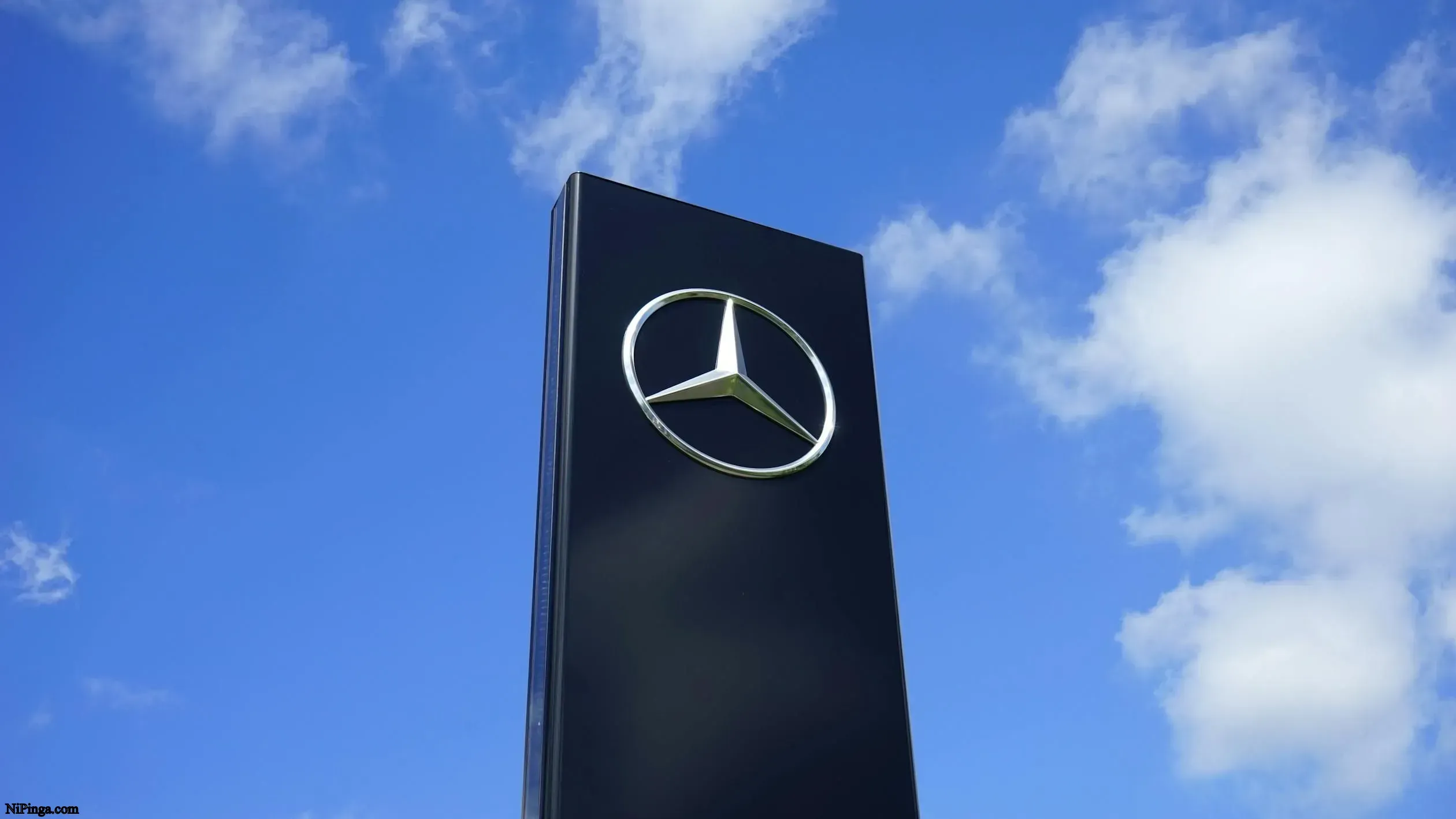 ¡Mercedes-Benz en Cuba, qué vaina! El primer carro se vendió y la gente está alborotada